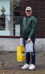 Amsterdam 21 oktober 2020
Jack Spijkerman loopr met boodschappen naar zijn huis