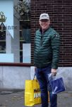 Amsterdam 21 oktober 2020
Jack Spijkerman loopr met boodschappen naar zijn huis