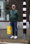 Amsterdam 21 oktober 2020
Jack Spijkerman loopr met boodschappen naar zijn huis