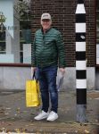 Amsterdam 21 oktober 2020
Jack Spijkerman loopr met boodschappen naar zijn huis