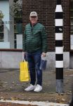 Amsterdam 21 oktober 2020
Jack Spijkerman loopr met boodschappen naar zijn huis
