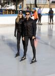 Amsterdam 4 november 2020
Jan Smit met zijn vrouw Liza schaatsend op de Jaap Edenbaan.