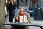 Amsterdam 22 oktober 2020
John Leerdam eet een frietje in Amsterdam zuid
