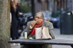 Amsterdam 22 oktober 2020
John Leerdam eet een frietje in Amsterdam zuid