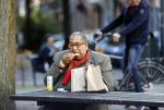 Amsterdam 22 oktober 2020
John Leerdam eet een frietje in Amsterdam zuid