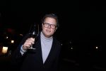 Noordwijk 5 november 2020
Harry Mens steekt de lichten van de kerstboom bij Hotel Huis ter Duin aan dit jaar. Jos Beeres