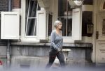 Amsterdam 1 november 2020
Ferdinand Grapperhaus komt fietsend thuis . Zijn vrouw Liesbeth Wytzes is thuis.