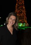 Noordwijk 5 november 2020
Harry Mens steekt de lichten van de kerstboom bij Hotel Huis ter Duin aan dit jaar. Marie Claire Noorlander