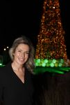 Noordwijk 5 november 2020
Harry Mens steekt de lichten van de kerstboom bij Hotel Huis ter Duin aan dit jaar. Marie Claire Noorlander