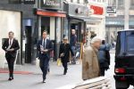Den Haag 23 oktober 2020
Mark Rutte doet onderweg naar persconferentie mondkapje op.