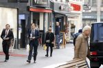 Den Haag 23 oktober 2020
Mark Rutte doet onderweg naar persconferentie mondkapje op.