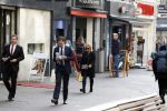 Den Haag 23 oktober 2020
Mark Rutte doet onderweg naar persconferentie mondkapje op.