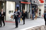 Den Haag 23 oktober 2020
Mark Rutte doet onderweg naar persconferentie mondkapje op.