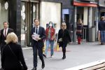 Den Haag 23 oktober 2020
Mark Rutte doet onderweg naar persconferentie mondkapje op.
