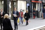 Den Haag 23 oktober 2020
Mark Rutte doet onderweg naar persconferentie mondkapje op.