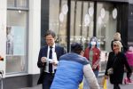 Den Haag 23 oktober 2020
Mark Rutte doet onderweg naar persconferentie mondkapje op.