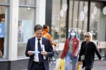 Den Haag 23 oktober 2020
Mark Rutte doet onderweg naar persconferentie mondkapje op.