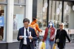 Den Haag 23 oktober 2020
Mark Rutte doet onderweg naar persconferentie mondkapje op.