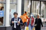 Den Haag 23 oktober 2020
Mark Rutte doet onderweg naar persconferentie mondkapje op.