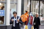 Den Haag 23 oktober 2020
Mark Rutte doet onderweg naar persconferentie mondkapje op.