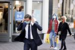Den Haag 23 oktober 2020
Mark Rutte doet onderweg naar persconferentie mondkapje op.