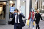 Den Haag 23 oktober 2020
Mark Rutte doet onderweg naar persconferentie mondkapje op.