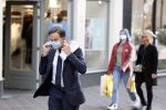Den Haag 23 oktober 2020
Mark Rutte doet onderweg naar persconferentie mondkapje op.
