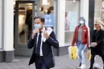 Den Haag 23 oktober 2020
Mark Rutte doet onderweg naar persconferentie mondkapje op.