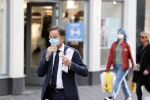 Den Haag 23 oktober 2020
Mark Rutte doet onderweg naar persconferentie mondkapje op.