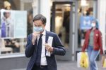 Den Haag 23 oktober 2020
Mark Rutte doet onderweg naar persconferentie mondkapje op.