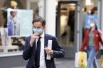 Den Haag 23 oktober 2020
Mark Rutte doet onderweg naar persconferentie mondkapje op.