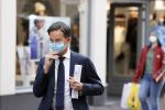 Den Haag 23 oktober 2020
Mark Rutte doet onderweg naar persconferentie mondkapje op.