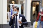 Den Haag 23 oktober 2020
Mark Rutte doet onderweg naar persconferentie mondkapje op.