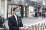 Den Haag 23 oktober 2020
Mark Rutte doet onderweg naar persconferentie mondkapje op.