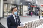 Den Haag 23 oktober 2020
Mark Rutte doet onderweg naar persconferentie mondkapje op.