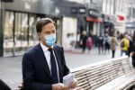 Den Haag 23 oktober 2020
Mark Rutte doet onderweg naar persconferentie mondkapje op.