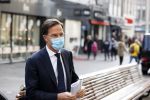 Den Haag 23 oktober 2020
Mark Rutte doet onderweg naar persconferentie mondkapje op.