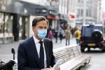 Den Haag 23 oktober 2020
Mark Rutte doet onderweg naar persconferentie mondkapje op.