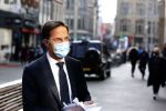 Den Haag 23 oktober 2020
Mark Rutte doet onderweg naar persconferentie mondkapje op.