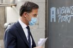 Den Haag 23 oktober 2020
Mark Rutte doet onderweg naar persconferentie mondkapje op.