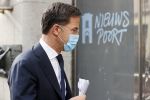 Den Haag 23 oktober 2020
Mark Rutte doet onderweg naar persconferentie mondkapje op.