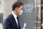 Den Haag 23 oktober 2020
Mark Rutte doet onderweg naar persconferentie mondkapje op.