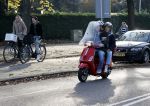 Amsterdam 6 november 2020
Martijn Krabbe en zijn dochter Michelle Krabbe op zijn vespa scooter