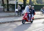 Amsterdam 6 november 2020
Martijn Krabbe en zijn dochter Michelle Krabbe op zijn vespa scooter