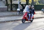 Amsterdam 6 november 2020
Martijn Krabbe en zijn dochter Michelle Krabbe op zijn vespa scooter