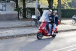 Amsterdam 6 november 2020
Martijn Krabbe en zijn dochter Michelle Krabbe op zijn vespa scooter