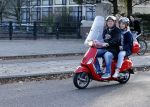 Amsterdam 6 november 2020
Martijn Krabbe en zijn dochter Michelle Krabbe op zijn vespa scooter