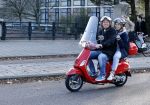 Amsterdam 6 november 2020
Martijn Krabbe en zijn dochter Michelle Krabbe op zijn vespa scooter