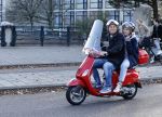 Amsterdam 6 november 2020
Martijn Krabbe en zijn dochter Michelle Krabbe op zijn vespa scooter
