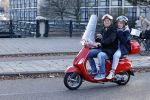 Amsterdam 6 november 2020
Martijn Krabbe en zijn dochter Michelle Krabbe op zijn vespa scooter